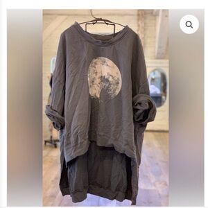 Magnolia Pearl Hi-Lo Francis Full Moon Sweatshirt